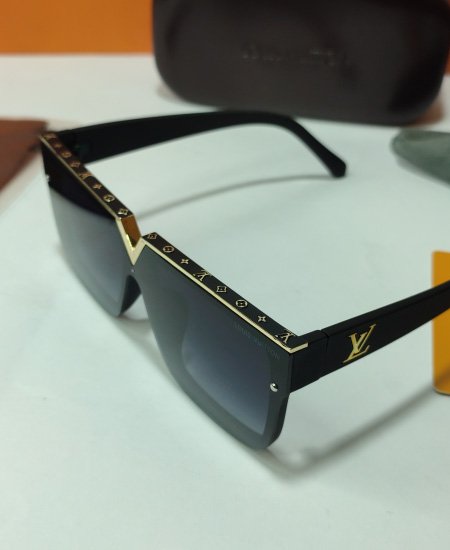 Louis V Sunglasses Black Mate V